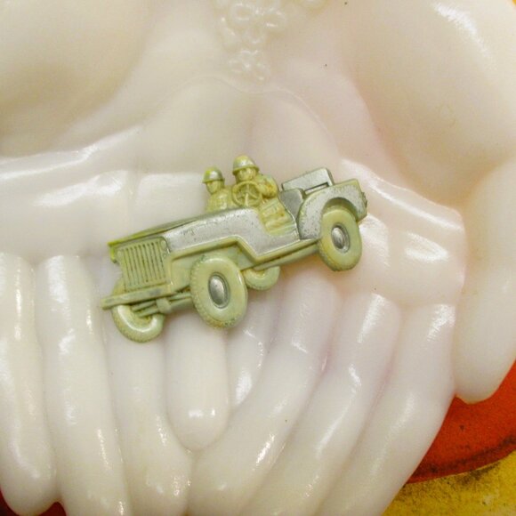 WWII MILITARY Home Front Jeep Soldiers Brooch ~ VINTAGE Military Jeep Book Piece - Picture 6 of 16